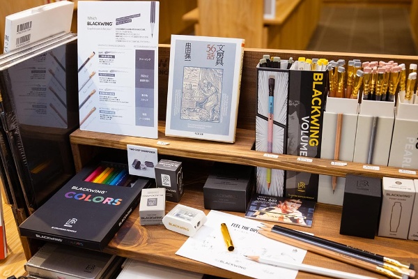 『文房具56話』(串田孫一著、ちくま文庫)とこだわりの文具が並ぶ 『文房具56話』(串田孫一著、ちくま文庫)とこだわりの文具が並ぶ