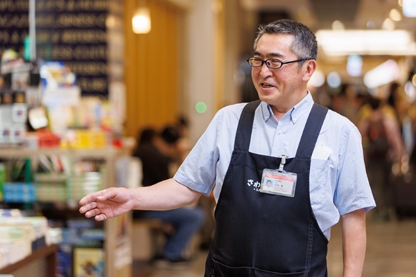 さわや書店フェザン店店長の竹内敦さん。「確かロッテだったと思いますが、プロ野球球団で、3人のエース級投手が一挙に抜けて、大丈夫なのかと思っていたら、4番手が育って大黒柱になったということがありました。この例を励みにして私も精進します(笑)」 さわや書店フェザン店店長の竹内敦さん。「確かロッテだったと思いますが、プロ野球球団で、3人のエース級投手が一挙に抜けて、大丈夫なのかと思っていたら、4番手が育って大黒柱になったということがありました。この例を励みにして私も精進します(笑)」