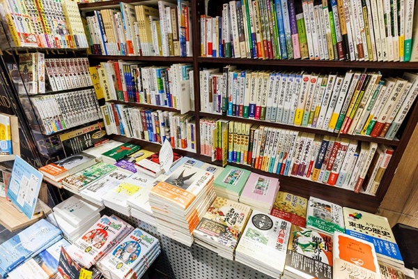 歴史本コーナー。「『もりおか歴史散歩』(東北堂)シリーズはずっと売れています」 歴史本コーナー。「『もりおか歴史散歩』(東北堂)シリーズはずっと売れています」