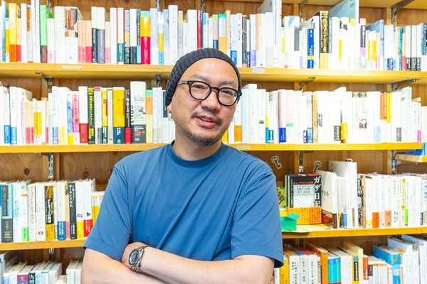 「小さな本屋なので、個人でやった仕事がすぐに結果として表れます」と話す伊藤淳さん 「小さな本屋なので、個人でやった仕事がすぐに結果として表れます」と話す伊藤淳さん