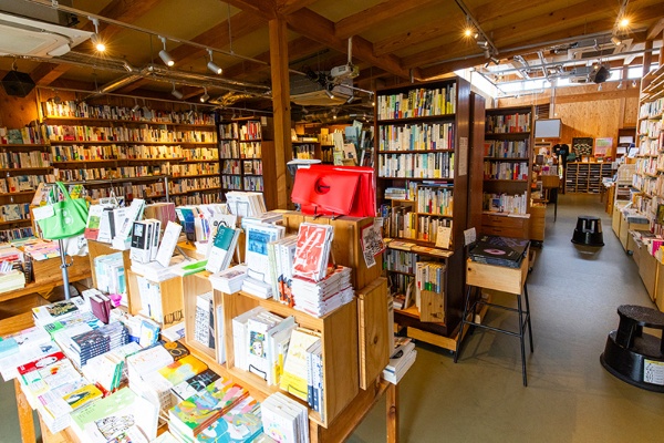 本屋B&Bは50坪弱の店内に約2万冊の本がある 本屋B&Bは50坪弱の店内に約2万冊の本がある