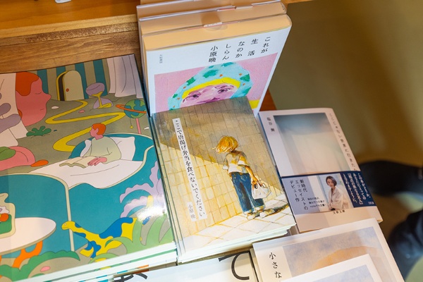 『ここで唐揚げ弁当を食べないでください』(小原晩著)。著者の東京生活が描かれる。下北沢のお店も出てくる 『ここで唐揚げ弁当を食べないでください』(小原晩著)。著者の東京生活が描かれる。下北沢のお店も出てくる