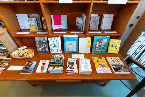 三軒茶屋にあるカフェ、ニコラ(Nicolas)の店主で、『死者のテロワール』(DeterioLiber音楽事務所)という小説も書いている曽根雅典さんが影響を受けた本のコーナー。曽根さんが作ったお菓子も販売 三軒茶屋にあるカフェ、ニコラ(Nicolas)の店主で、『死者のテロワール』(DeterioLiber音楽事務所)という小説も書いている曽根雅典さんが影響を受けた本のコーナー。曽根さんが作ったお菓子も販売