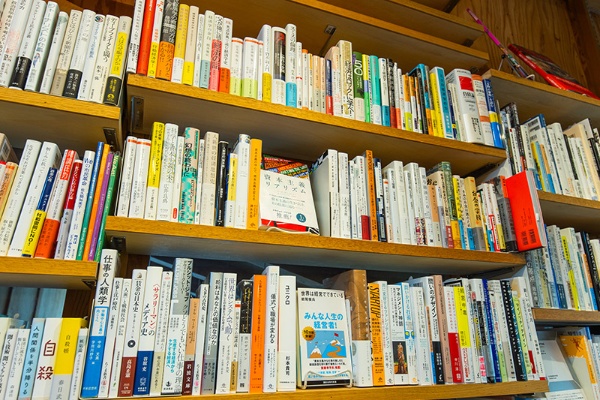 ビジネス書棚。「ここの棚は一番B&Bっぽくないかもしれません」 ビジネス書棚。「ここの棚は一番B&Bっぽくないかもしれません」