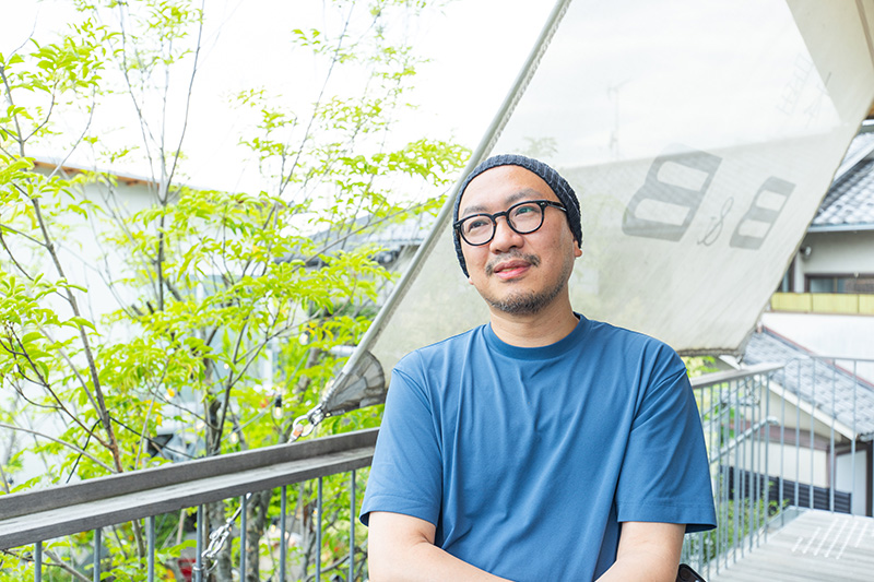 「このテラスは風がよく吹いて気持ちいいです。ここで作家のサイン会をすることもあります」
