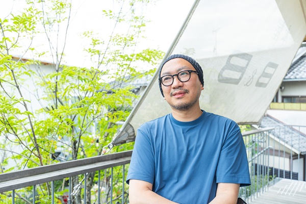 「このテラスは風がよく吹いて気持ちいいです。ここで作家のサイン会をすることもあります」 「このテラスは風がよく吹いて気持ちいいです。ここで作家のサイン会をすることもあります」