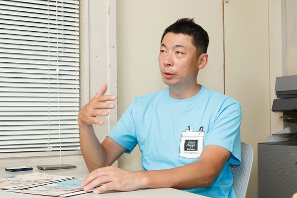 「どこの店で買っても本の値段は一緒。でも、八文字屋で本を買いたいとお客様に思っていだだけるように、ブランドを磨いていきたい」と話す五十嵐勇大さん 「どこの店で買っても本の値段は一緒。でも、八文字屋で本を買いたいとお客様に思っていだだけるように、ブランドを磨いていきたい」と話す五十嵐勇大さん