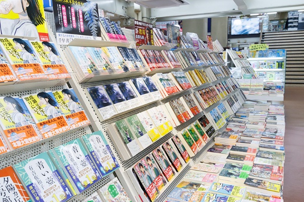 入り口すぐにある売れ筋本の書棚 入り口すぐにある売れ筋本の書棚