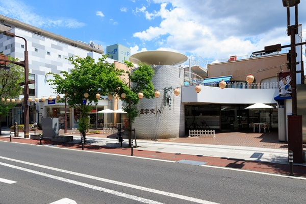 八文字屋本店は山形市の中心部、七日町通り沿いにある 八文字屋本店は山形市の中心部、七日町通り沿いにある