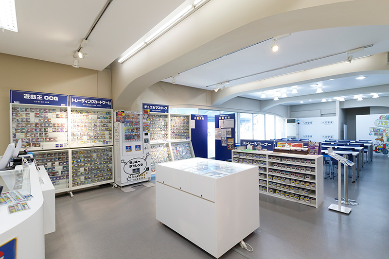 元喫茶店だった場所はトレーディングカード売り場とフリースペースになっている 元喫茶店だった場所はトレーディングカード売り場とフリースペースになっている