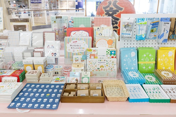 米沢出身の人気イラストレーター・消しゴムはんこ作家、mizutamaによるグッズと著書コーナー 米沢出身の人気イラストレーター・消しゴムはんこ作家、mizutamaによるグッズと著書コーナー