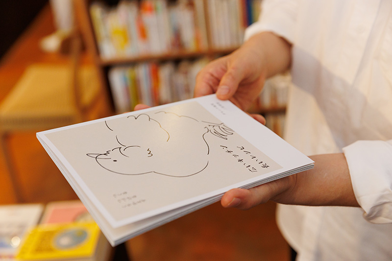『広いキッチン　長いレシピ　つくる つづける くりかえす』（ダモンテ海笑・二宮将吾著／ダモンテ商会出版部）。著者の1人二宮将吾さんは、ルヌガンガに来店するといつもゴリゴリの人文書を買っていく、「考える」若者だそうだ