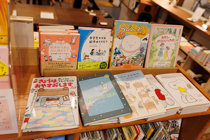 子どもの本の棚。「悩みを言葉にできずにモヤモヤしている子や大人の方へのメッセージがあるような本を選んでいます。もちろん、ただただナンセンスで笑える絵本も、心には大事なので置いています」と中村涼子さん