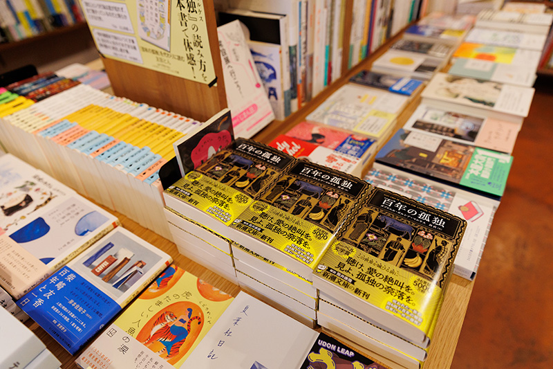 「文庫化された『百年の孤独』（ガブリエル・ガルシア＝マルケス著／鼓直訳／新潮文庫）は、何度注文してもなかなか入らなかったのですが、しばらくしたらたくさん届いたので大きく展開しています」