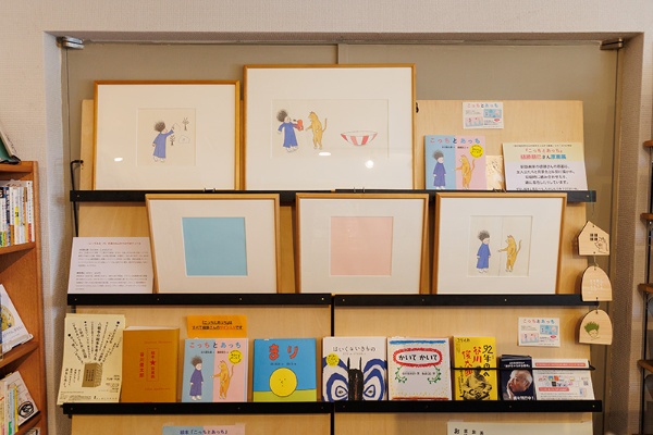 絵本『こっちとあっち』(谷川俊太郎 文/樋勝朋巳 絵/クレヨンハウス)の銅版画原画展を開催していた 絵本『こっちとあっち』(谷川俊太郎 文/樋勝朋巳 絵/クレヨンハウス)の銅版画原画展を開催していた