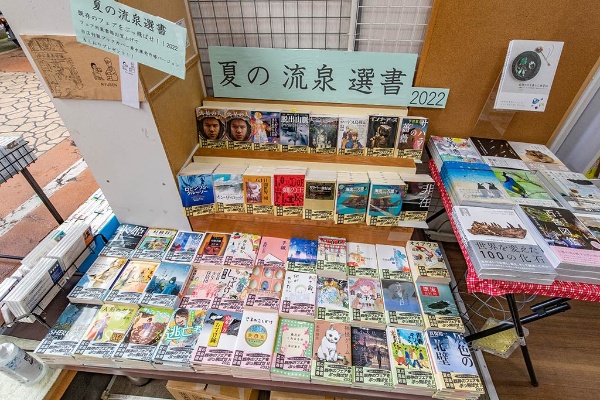 選書担当者ごとに帯の色を変えている。「常連客は誰がどの本を選んでいるか分かります」と大橋さん 選書担当者ごとに帯の色を変えている。「常連客は誰がどの本を選んでいるか分かります」と大橋さん