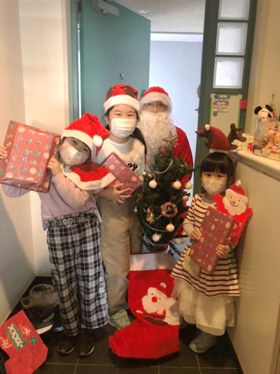 クリスマスには、サンタクロース姿になって本の配達を行う(大橋さん提供) クリスマスには、サンタクロース姿になって本の配達を行う(大橋さん提供)