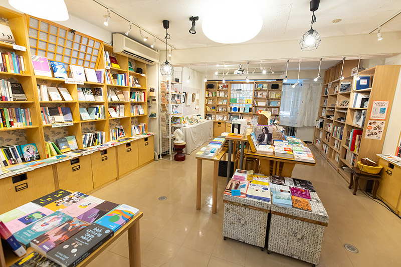 チェッコリの店内。韓国の小説や詩、エッセー、絵本、コミック、料理本、人文書、美術関連書など約3500冊、韓国語学習書、日本語の韓国関連本約500冊を取りそろえている