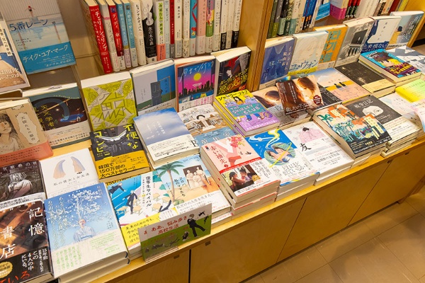 韓国語の翻訳小説のコーナー。さまざまな版元から刊行されている 韓国語の翻訳小説のコーナー。さまざまな版元から刊行されている