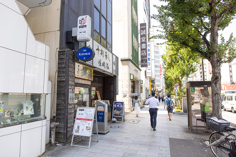 チェッコリは靖国通り沿いのビルの3階にある。1階の「十割蕎麦　嵯峨谷」が目印に