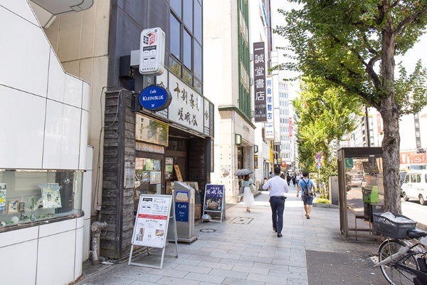 チェッコリは靖国通り沿いのビルの3階にある。1階の「十割蕎麦 嵯峨谷」が目印に チェッコリは靖国通り沿いのビルの3階にある。1階の「十割蕎麦 嵯峨谷」が目印に