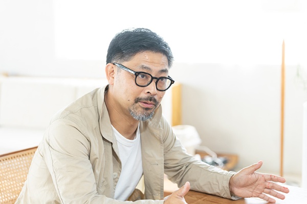 「このビルのリノベーションを計画する際には、まず書店をどこに置くかから考え始めました」と語る田村仁さん 「このビルのリノベーションを計画する際には、まず書店をどこに置くかから考え始めました」と語る田村仁さん