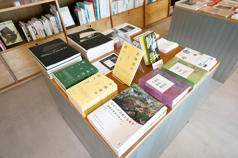 地域の本を集めた平台。羽鳥書店の「有機土木ライブラリー」シリーズの雑誌『大神宮の森へ1』『大神宮の森へ2』（安房大神宮の森コモンプロジェクト編）や『千葉県色街探訪記　上下』（明里著／縷々書房）などが並ぶ