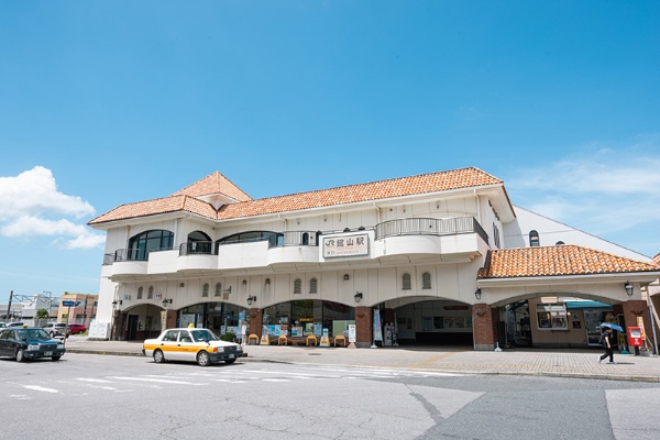 南欧風デザインのJR館山駅。北条文庫は駅東口から徒歩7分のところにある 南欧風デザインのJR館山駅。北条文庫は駅東口から徒歩7分のところにある