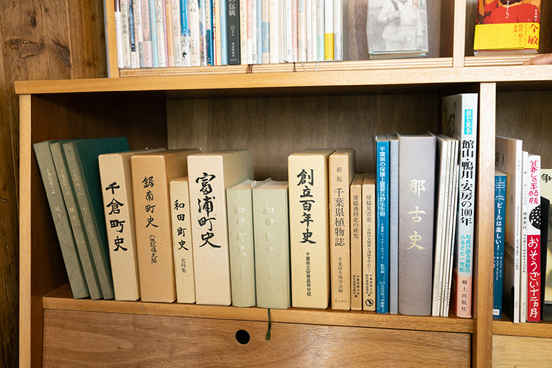 町史や郷土史の古書が並ぶ棚