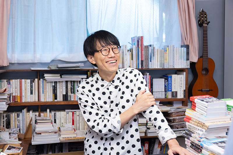 「あゆみBOOKSは親しい家族のような職場でした」と話す久禮亮太さん