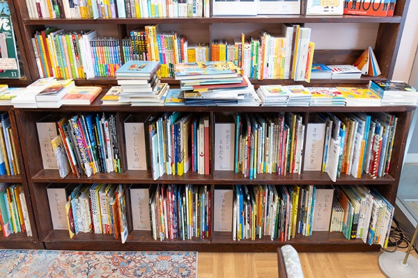 子どもの本は「ふしぎなもの こわいもの」「かぞくとともだち」「いきものたち」のようにひらがなのテーマ別に分かれている 子どもの本は「ふしぎなもの こわいもの」「かぞくとともだち」「いきものたち」のようにひらがなのテーマ別に分かれている