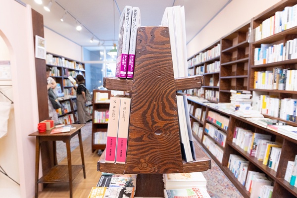店の本棚は久禮さんの自作。「この文庫棚は面展開できるように角度をつけましたが、あと3ミリぐらい傾けたほうがよかったかもしれません」 店の本棚は久禮さんの自作。「この文庫棚は面展開できるように角度をつけましたが、あと3ミリぐらい傾けたほうがよかったかもしれません」