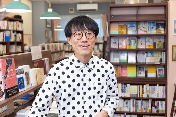 「書籍の消費税を引き下げるなどの施策も考えられますが、そこまでして書店業界を公的に守るべきかどうなのかは、私には分かりません」 「書籍の消費税を引き下げるなどの施策も考えられますが、そこまでして書店業界を公的に守るべきかどうなのかは、私には分かりません」