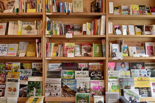 入り口右の雑誌と新刊コーナー 入り口右の雑誌と新刊コーナー