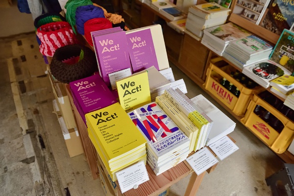 店を入るとすぐ、佐久間裕美子さんによるZINEと書籍コーナーがある 店を入るとすぐ、佐久間裕美子さんによるZINEと書籍コーナーがある