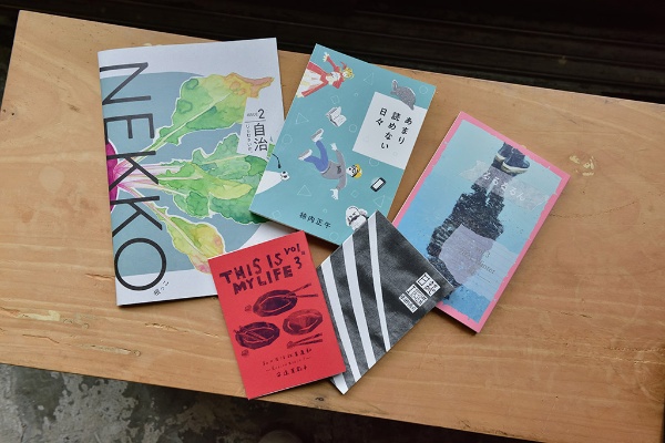さまざまな判型のZINE。「ZINEは自由で伸び伸びしていると感じます。作家さんから直接仕入れるので粗利益率も大きいです」 さまざまな判型のZINE。「ZINEは自由で伸び伸びしていると感じます。作家さんから直接仕入れるので粗利益率も大きいです」