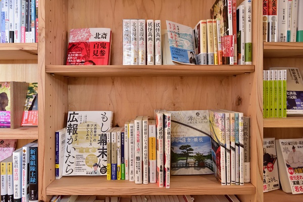 歴史本コーナー。当社刊の『もし幕末に広報がいたら』も陳列されていた 歴史本コーナー。当社刊の『もし幕末に広報がいたら』も陳列されていた
