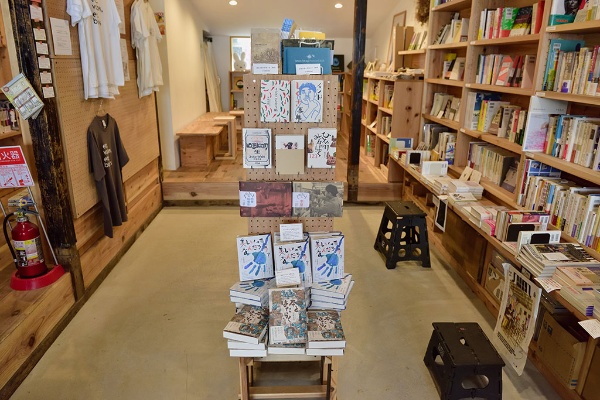 『はたらく中華料理店』(吉田亮人 写真・矢萩多聞 文/Ambooks)、『インドごちそう手帖』(矢萩多聞著/Ambooks)など、矢萩さんのレーベルAmbooksの書籍も陳列 『はたらく中華料理店』(吉田亮人 写真・矢萩多聞 文/Ambooks)、『インドごちそう手帖』(矢萩多聞著/Ambooks)など、矢萩さんのレーベルAmbooksの書籍も陳列