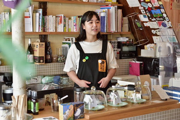 カフェメニューにはQ.O.L.COFFEE（名古屋市中区）の豆を使ったコーヒー、オーガニックジンジャーエール、「焼菓子モモ」さんの米粉のヴィーガンクッキーなどがある