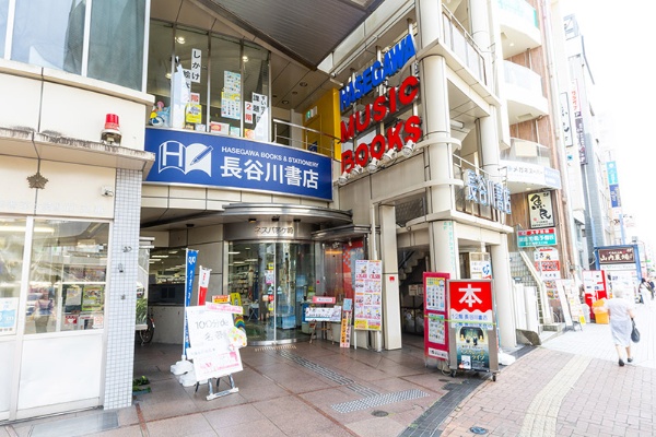 茅ヶ崎駅北口を出てすぐのところにあるネスパ茅ヶ崎ビル。1階が長谷川書店、2階が長谷川書店と長谷川楽器店。6階が長谷川書店・長谷川楽器店の催事場。3階~5階が茅ヶ崎市のフロア 茅ヶ崎駅北口を出てすぐのところにあるネスパ茅ヶ崎ビル。1階が長谷川書店、2階が長谷川書店と長谷川楽器店。6階が長谷川書店・長谷川楽器店の催事場。3階~5階が茅ヶ崎市のフロア