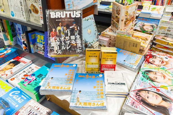 雑誌『BRUTUS』サザン特集号やサザン関連書、雑誌『散歩の達人』の湘南特集が並ぶ 雑誌『BRUTUS』サザン特集号やサザン関連書、雑誌『散歩の達人』の湘南特集が並ぶ