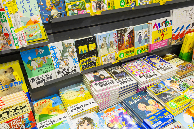 神奈川県や学習塾などによる課題図書の棚