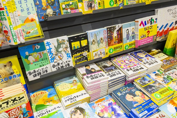 神奈川県や学習塾などによる課題図書の棚 神奈川県や学習塾などによる課題図書の棚