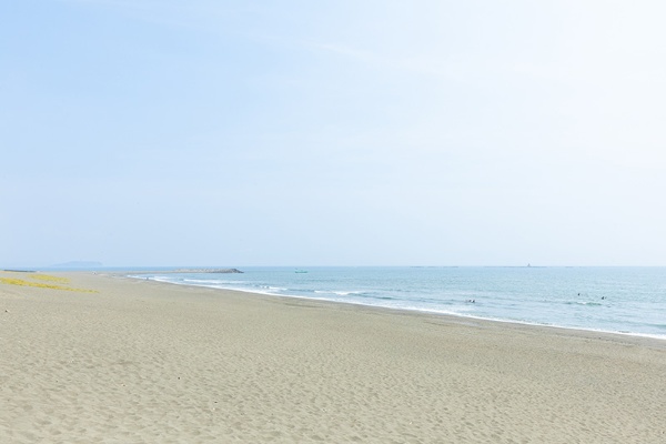 茅ヶ崎の海岸。水平線の上に烏帽子岩が見える 茅ヶ崎の海岸。水平線の上に烏帽子岩が見える