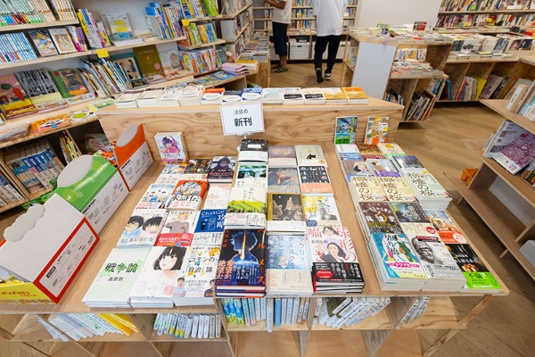 新刊コーナー。「時代小説がよく動きます。油断していると時代小説ばかりになりそうです(笑)」と三田さん 新刊コーナー。「時代小説がよく動きます。油断していると時代小説ばかりになりそうです(笑)」と三田さん