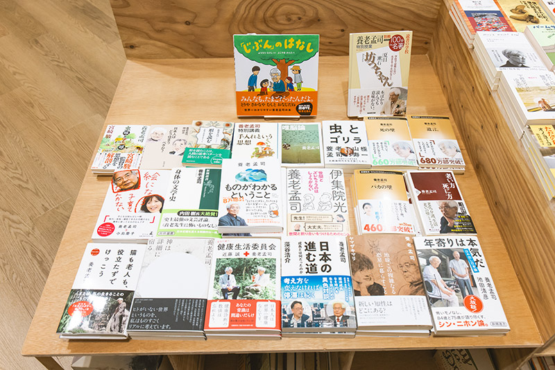 毎月1人の著者の本を集めて特集コーナーを作る 毎月1人の著者の本を集めて特集コーナーを作る