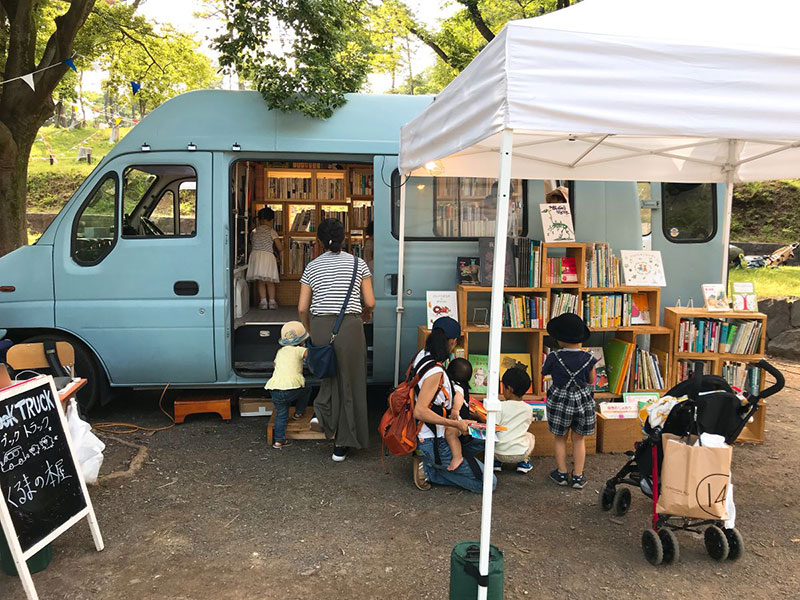 移動式本屋BOOK TRUCKは公園やイベント会場など全国さまざまな所に出店している(写真/三田さん提供) 移動式本屋BOOK TRUCKは公園やイベント会場など全国さまざまな所に出店している(写真/三田さん提供)