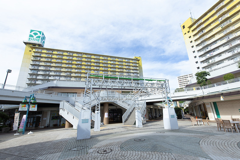 「BOOK STAND若葉台」は若葉台団地1階の「ショッピングタウンわかば」内にある。若葉台団地へはJR横浜線の十日市場駅、東急田園都市線の長津田駅、青葉台駅などからバスが出ている。バス便は頻繁にある 「BOOK STAND若葉台」は若葉台団地1階の「ショッピングタウンわかば」内にある。若葉台団地へはJR横浜線の十日市場駅、東急田園都市線の長津田駅、青葉台駅などからバスが出ている。バス便は頻繁にある