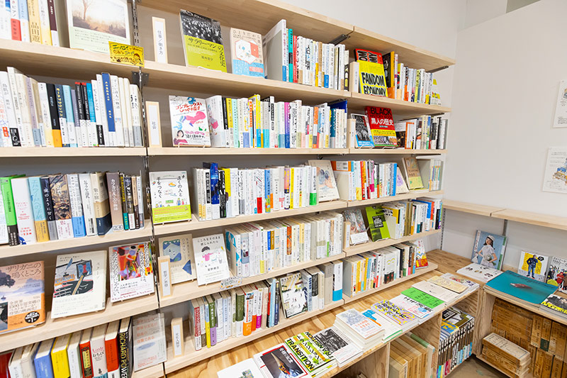 人文書や歴史書、科学書など読み応えのある単行本も充実している