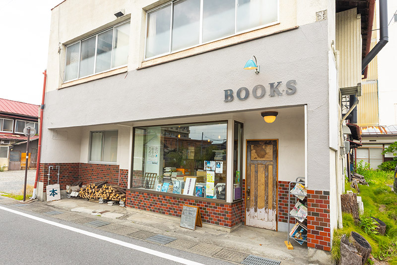 JR上諏訪駅から徒歩7分のところにある言事堂。元は婦人服店で、出窓の所にはマネキンが立っていたとのこと